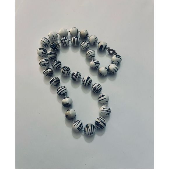 CUTE SWIRL BLACK AND WHITE BEAD CHOKER NECKLACE - Picture 2 of 7